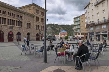 Este lunes, Navarra ha entrado en la fase 1 de la desescalada y numerosos comercios y terrazas de toda la Comunidad foral han reabierto sus puertas.