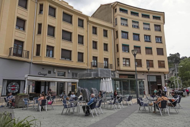 Este lunes, Navarra ha entrado en la fase 1 de la desescalada y numerosos comercios y terrazas de toda la Comunidad foral han reabierto sus puertas.