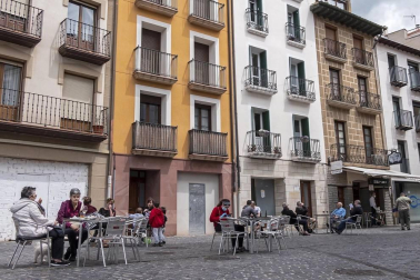 Este lunes, Navarra ha entrado en la fase 1 de la desescalada y numerosos comercios y terrazas de toda la Comunidad foral han reabierto sus puertas.