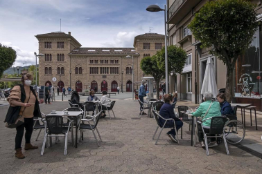 Este lunes, Navarra ha entrado en la fase 1 de la desescalada y numerosos comercios y terrazas de toda la Comunidad foral han reabierto sus puertas.