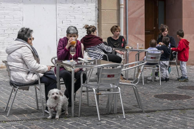 Este lunes, Navarra ha entrado en la fase 1 de la desescalada y numerosos comercios y terrazas de toda la Comunidad foral han reabierto sus puertas.