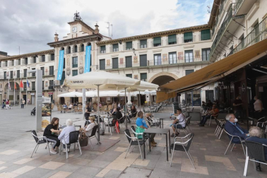 Este lunes, Navarra ha entrado en la fase 1 de la desescalada y numerosos comercios y terrazas de toda la Comunidad foral han reabierto sus puertas.