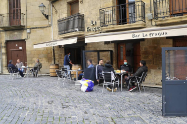 Este lunes, Navarra ha entrado en la fase 1 de la desescalada y numerosos comercios y terrazas de toda la Comunidad foral han reabierto sus puertas.