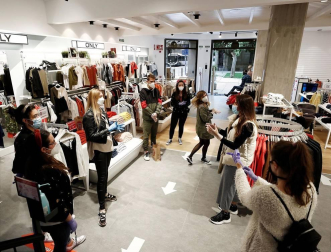 Este lunes, Navarra ha entrado en la fase 1 de la desescalada y numerosos comercios y terrazas de toda la Comunidad foral han reabierto sus puertas.