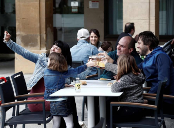 Este lunes, Navarra ha entrado en la fase 1 de la desescalada y numerosos comercios y terrazas de toda la Comunidad foral han reabierto sus puertas.