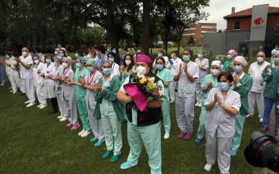 La asociación de Moteros de Navarra acudió este jueves, 14 de mayo, a rendir homenaje a los sanitarios por su labor en la luch contra el coronavirus.