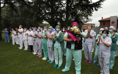 La asociación de Moteros de Navarra acudió este jueves, 14 de mayo, a rendir homenaje a los sanitarios por su labor en la luch contra el coronavirus.