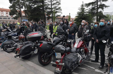 La asociación de Moteros de Navarra acudió este jueves, 14 de mayo, a rendir homenaje a los sanitarios por su labor en la luch contra el coronavirus.