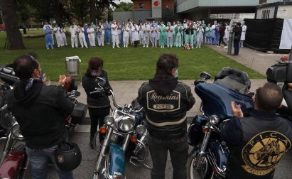 La asociación de Moteros de Navarra acudió este jueves, 14 de mayo, a rendir homenaje a los sanitarios por su labor en la luch contra el coronavirus.