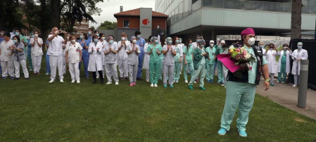 La asociación de Moteros de Navarra acudió este jueves, 14 de mayo, a rendir homenaje a los sanitarios por su labor en la luch contra el coronavirus.