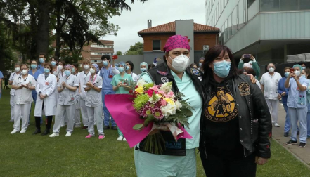 La asociación de Moteros de Navarra acudió este jueves, 14 de mayo, a rendir homenaje a los sanitarios por su labor en la luch contra el coronavirus.