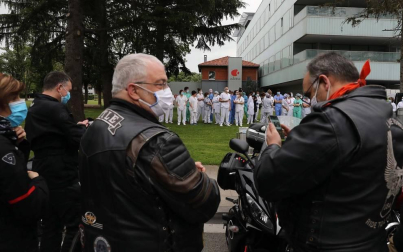 La asociación de Moteros de Navarra acudió este jueves, 14 de mayo, a rendir homenaje a los sanitarios por su labor en la luch contra el coronavirus.