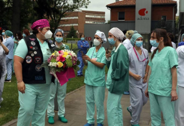 La asociación de Moteros de Navarra acudió este jueves, 14 de mayo, a rendir homenaje a los sanitarios por su labor en la luch contra el coronavirus.