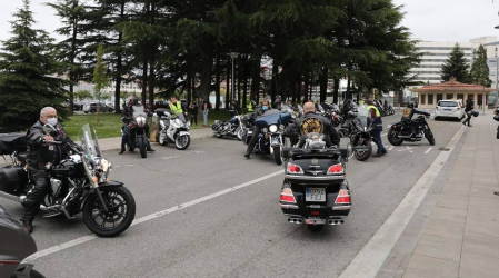 La asociación de Moteros de Navarra acudió este jueves, 14 de mayo, a rendir homenaje a los sanitarios por su labor en la luch contra el coronavirus.