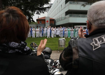 La asociación de Moteros de Navarra acudió este jueves, 14 de mayo, a rendir homenaje a los sanitarios por su labor en la luch contra el coronavirus.