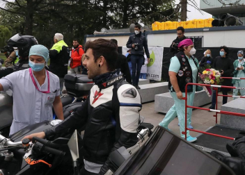 La asociación de Moteros de Navarra acudió este jueves, 14 de mayo, a rendir homenaje a los sanitarios por su labor en la luch contra el coronavirus.