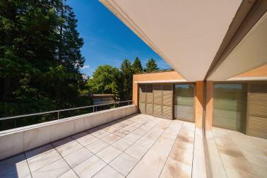Se vende unifamiliar de alto standing con terreno de 310 m2 en Pamplona. Una isla privacidad con vistas panorámicas, jardín con barbacoa y piscina cubierta con techo corredizo.
En planta baja: salón con chimenea, aseo y comedor con acceso al porche y jardín, cocina  grande y moderna, sótano con lavandería y despensa y garaje para dos coches. En la planta primera: salón, dos dormitorios dobles y zona con baño y habitación de invitados.
En la planta segunda: habitación principal en suite con vestidor, baño, terraza y  balcón con vistas.
Para recibir más información, envíanos tus datos (nombre y teléfono) a info@dninmo.com