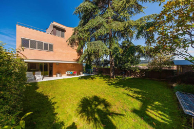 Se vende unifamiliar de alto standing con terreno de 310 m2 en Pamplona. Una isla privacidad con vistas panorámicas, jardín con barbacoa y piscina cubierta con techo corredizo.
En planta baja: salón con chimenea, aseo y comedor con acceso al porche y jardín, cocina  grande y moderna, sótano con lavandería y despensa y garaje para dos coches. En la planta primera: salón, dos dormitorios dobles y zona con baño y habitación de invitados.
En la planta segunda: habitación principal en suite con vestidor, baño, terraza y  balcón con vistas.
Para recibir más información, envíanos tus datos (nombre y teléfono) a info@dninmo.com