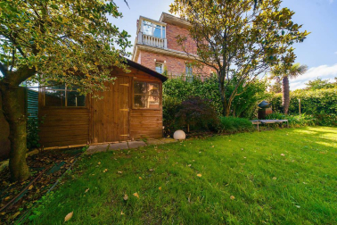 Se vende unifamiliar de alto standing con terreno de 310 m2 en Pamplona. Una isla privacidad con vistas panorámicas, jardín con barbacoa y piscina cubierta con techo corredizo.
En planta baja: salón con chimenea, aseo y comedor con acceso al porche y jardín, cocina  grande y moderna, sótano con lavandería y despensa y garaje para dos coches. En la planta primera: salón, dos dormitorios dobles y zona con baño y habitación de invitados.
En la planta segunda: habitación principal en suite con vestidor, baño, terraza y  balcón con vistas.
Para recibir más información, envíanos tus datos (nombre y teléfono) a info@dninmo.com