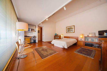 Se vende unifamiliar de alto standing con terreno de 310 m2 en Pamplona. Una isla privacidad con vistas panorámicas, jardín con barbacoa y piscina cubierta con techo corredizo.
En planta baja: salón con chimenea, aseo y comedor con acceso al porche y jardín, cocina  grande y moderna, sótano con lavandería y despensa y garaje para dos coches. En la planta primera: salón, dos dormitorios dobles y zona con baño y habitación de invitados.
En la planta segunda: habitación principal en suite con vestidor, baño, terraza y  balcón con vistas.
Para recibir más información, envíanos tus datos (nombre y teléfono) a info@dninmo.com