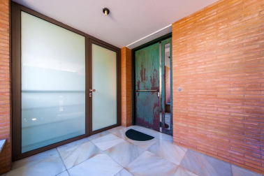 Se vende unifamiliar de alto standing con terreno de 310 m2 en Pamplona. Una isla privacidad con vistas panorámicas, jardín con barbacoa y piscina cubierta con techo corredizo.
En planta baja: salón con chimenea, aseo y comedor con acceso al porche y jardín, cocina  grande y moderna, sótano con lavandería y despensa y garaje para dos coches. En la planta primera: salón, dos dormitorios dobles y zona con baño y habitación de invitados.
En la planta segunda: habitación principal en suite con vestidor, baño, terraza y  balcón con vistas.
Para recibir más información, envíanos tus datos (nombre y teléfono) a info@dninmo.com