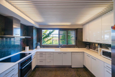 Se vende unifamiliar de alto standing con terreno de 310 m2 en Pamplona. Una isla privacidad con vistas panorámicas, jardín con barbacoa y piscina cubierta con techo corredizo.
En planta baja: salón con chimenea, aseo y comedor con acceso al porche y jardín, cocina  grande y moderna, sótano con lavandería y despensa y garaje para dos coches. En la planta primera: salón, dos dormitorios dobles y zona con baño y habitación de invitados.
En la planta segunda: habitación principal en suite con vestidor, baño, terraza y  balcón con vistas.
Para recibir más información, envíanos tus datos (nombre y teléfono) a info@dninmo.com