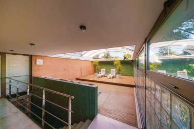 Se vende unifamiliar de alto standing con terreno de 310 m2 en Pamplona. Una isla privacidad con vistas panorámicas, jardín con barbacoa y piscina cubierta con techo corredizo.
En planta baja: salón con chimenea, aseo y comedor con acceso al porche y jardín, cocina  grande y moderna, sótano con lavandería y despensa y garaje para dos coches. En la planta primera: salón, dos dormitorios dobles y zona con baño y habitación de invitados.
En la planta segunda: habitación principal en suite con vestidor, baño, terraza y  balcón con vistas.
Para recibir más información, envíanos tus datos (nombre y teléfono) a info@dninmo.com