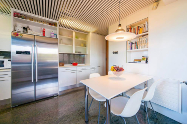 Se vende unifamiliar de alto standing con terreno de 310 m2 en Pamplona. Una isla privacidad con vistas panorámicas, jardín con barbacoa y piscina cubierta con techo corredizo.
En planta baja: salón con chimenea, aseo y comedor con acceso al porche y jardín, cocina  grande y moderna, sótano con lavandería y despensa y garaje para dos coches. En la planta primera: salón, dos dormitorios dobles y zona con baño y habitación de invitados.
En la planta segunda: habitación principal en suite con vestidor, baño, terraza y  balcón con vistas.
Para recibir más información, envíanos tus datos (nombre y teléfono) a info@dninmo.com