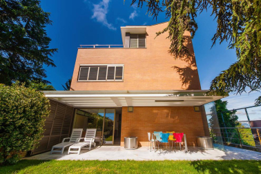 Se vende unifamiliar de alto standing con terreno de 310 m2 en Pamplona. Una isla privacidad con vistas panorámicas, jardín con barbacoa y piscina cubierta con techo corredizo.
En planta baja: salón con chimenea, aseo y comedor con acceso al porche y jardín, cocina  grande y moderna, sótano con lavandería y despensa y garaje para dos coches. En la planta primera: salón, dos dormitorios dobles y zona con baño y habitación de invitados.
En la planta segunda: habitación principal en suite con vestidor, baño, terraza y  balcón con vistas.
Para recibir más información, envíanos tus datos (nombre y teléfono) a info@dninmo.com