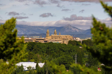 Se vende unifamiliar de alto standing con terreno de 310 m2 en Pamplona. Una isla privacidad con vistas panorámicas, jardín con barbacoa y piscina cubierta con techo corredizo.
En planta baja: salón con chimenea, aseo y comedor con acceso al porche y jardín, cocina  grande y moderna, sótano con lavandería y despensa y garaje para dos coches. En la planta primera: salón, dos dormitorios dobles y zona con baño y habitación de invitados.
En la planta segunda: habitación principal en suite con vestidor, baño, terraza y  balcón con vistas.
Para recibir más información, envíanos tus datos (nombre y teléfono) a info@dninmo.com