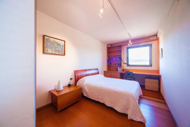 Se vende unifamiliar de alto standing con terreno de 310 m2 en Pamplona. Una isla privacidad con vistas panorámicas, jardín con barbacoa y piscina cubierta con techo corredizo.
En planta baja: salón con chimenea, aseo y comedor con acceso al porche y jardín, cocina  grande y moderna, sótano con lavandería y despensa y garaje para dos coches. En la planta primera: salón, dos dormitorios dobles y zona con baño y habitación de invitados.
En la planta segunda: habitación principal en suite con vestidor, baño, terraza y  balcón con vistas.
Para recibir más información, envíanos tus datos (nombre y teléfono) a info@dninmo.com