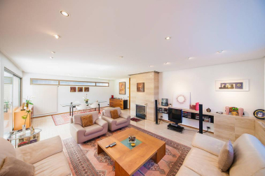 Se vende unifamiliar de alto standing con terreno de 310 m2 en Pamplona. Una isla privacidad con vistas panorámicas, jardín con barbacoa y piscina cubierta con techo corredizo.
En planta baja: salón con chimenea, aseo y comedor con acceso al porche y jardín, cocina  grande y moderna, sótano con lavandería y despensa y garaje para dos coches. En la planta primera: salón, dos dormitorios dobles y zona con baño y habitación de invitados.
En la planta segunda: habitación principal en suite con vestidor, baño, terraza y  balcón con vistas.
Para recibir más información, envíanos tus datos (nombre y teléfono) a info@dninmo.com