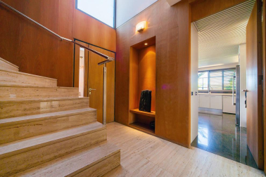 Se vende unifamiliar de alto standing con terreno de 310 m2 en Pamplona. Una isla privacidad con vistas panorámicas, jardín con barbacoa y piscina cubierta con techo corredizo.
En planta baja: salón con chimenea, aseo y comedor con acceso al porche y jardín, cocina  grande y moderna, sótano con lavandería y despensa y garaje para dos coches. En la planta primera: salón, dos dormitorios dobles y zona con baño y habitación de invitados.
En la planta segunda: habitación principal en suite con vestidor, baño, terraza y  balcón con vistas.
Para recibir más información, envíanos tus datos (nombre y teléfono) a info@dninmo.com