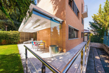Se vende unifamiliar de alto standing con terreno de 310 m2 en Pamplona. Una isla privacidad con vistas panorámicas, jardín con barbacoa y piscina cubierta con techo corredizo.
En planta baja: salón con chimenea, aseo y comedor con acceso al porche y jardín, cocina  grande y moderna, sótano con lavandería y despensa y garaje para dos coches. En la planta primera: salón, dos dormitorios dobles y zona con baño y habitación de invitados.
En la planta segunda: habitación principal en suite con vestidor, baño, terraza y  balcón con vistas.
Para recibir más información, envíanos tus datos (nombre y teléfono) a info@dninmo.com