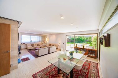 Se vende unifamiliar de alto standing con terreno de 310 m2 en Pamplona. Una isla privacidad con vistas panorámicas, jardín con barbacoa y piscina cubierta con techo corredizo.
En planta baja: salón con chimenea, aseo y comedor con acceso al porche y jardín, cocina  grande y moderna, sótano con lavandería y despensa y garaje para dos coches. En la planta primera: salón, dos dormitorios dobles y zona con baño y habitación de invitados.
En la planta segunda: habitación principal en suite con vestidor, baño, terraza y  balcón con vistas.
Para recibir más información, envíanos tus datos (nombre y teléfono) a info@dninmo.com