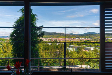Se vende unifamiliar de alto standing con terreno de 310 m2 en Pamplona. Una isla privacidad con vistas panorámicas, jardín con barbacoa y piscina cubierta con techo corredizo.
En planta baja: salón con chimenea, aseo y comedor con acceso al porche y jardín, cocina  grande y moderna, sótano con lavandería y despensa y garaje para dos coches. En la planta primera: salón, dos dormitorios dobles y zona con baño y habitación de invitados.
En la planta segunda: habitación principal en suite con vestidor, baño, terraza y  balcón con vistas.
Para recibir más información, envíanos tus datos (nombre y teléfono) a info@dninmo.com