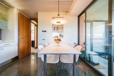 Se vende unifamiliar de alto standing con terreno de 310 m2 en Pamplona. Una isla privacidad con vistas panorámicas, jardín con barbacoa y piscina cubierta con techo corredizo.
En planta baja: salón con chimenea, aseo y comedor con acceso al porche y jardín, cocina  grande y moderna, sótano con lavandería y despensa y garaje para dos coches. En la planta primera: salón, dos dormitorios dobles y zona con baño y habitación de invitados.
En la planta segunda: habitación principal en suite con vestidor, baño, terraza y  balcón con vistas.
Para recibir más información, envíanos tus datos (nombre y teléfono) a info@dninmo.com