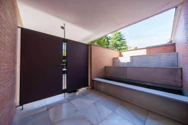 Se vende unifamiliar de alto standing con terreno de 310 m2 en Pamplona. Una isla privacidad con vistas panorámicas, jardín con barbacoa y piscina cubierta con techo corredizo.
En planta baja: salón con chimenea, aseo y comedor con acceso al porche y jardín, cocina  grande y moderna, sótano con lavandería y despensa y garaje para dos coches. En la planta primera: salón, dos dormitorios dobles y zona con baño y habitación de invitados.
En la planta segunda: habitación principal en suite con vestidor, baño, terraza y  balcón con vistas.
Para recibir más información, envíanos tus datos (nombre y teléfono) a info@dninmo.com