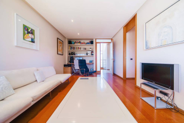 Se vende unifamiliar de alto standing con terreno de 310 m2 en Pamplona. Una isla privacidad con vistas panorámicas, jardín con barbacoa y piscina cubierta con techo corredizo.
En planta baja: salón con chimenea, aseo y comedor con acceso al porche y jardín, cocina  grande y moderna, sótano con lavandería y despensa y garaje para dos coches. En la planta primera: salón, dos dormitorios dobles y zona con baño y habitación de invitados.
En la planta segunda: habitación principal en suite con vestidor, baño, terraza y  balcón con vistas.
Para recibir más información, envíanos tus datos (nombre y teléfono) a info@dninmo.com