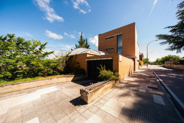 Se vende unifamiliar de alto standing con terreno de 310 m2 en Pamplona. Una isla privacidad con vistas panorámicas, jardín con barbacoa y piscina cubierta con techo corredizo.
En planta baja: salón con chimenea, aseo y comedor con acceso al porche y jardín, cocina  grande y moderna, sótano con lavandería y despensa y garaje para dos coches. En la planta primera: salón, dos dormitorios dobles y zona con baño y habitación de invitados.
En la planta segunda: habitación principal en suite con vestidor, baño, terraza y  balcón con vistas.
Para recibir más información, envíanos tus datos (nombre y teléfono) a info@dninmo.com