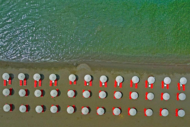 Los habitantes griegos estrenan las playas con distanciamiento de seguridad y bajo una ola de calor.