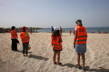 Los habitantes griegos estrenan las playas con distanciamiento de seguridad y bajo una ola de calor.