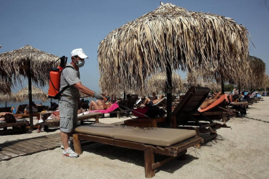Los habitantes griegos estrenan las playas con distanciamiento de seguridad y bajo una ola de calor.