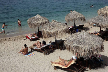 Los habitantes griegos estrenan las playas con distanciamiento de seguridad y bajo una ola de calor.