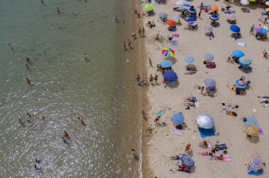 Los habitantes griegos estrenan las playas con distanciamiento de seguridad y bajo una ola de calor.
