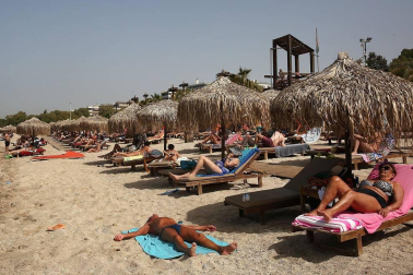 Los habitantes griegos estrenan las playas con distanciamiento de seguridad y bajo una ola de calor.