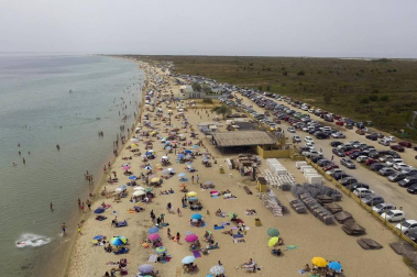 Los habitantes griegos estrenan las playas con distanciamiento de seguridad y bajo una ola de calor.