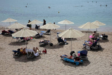 Los habitantes griegos estrenan las playas con distanciamiento de seguridad y bajo una ola de calor.
