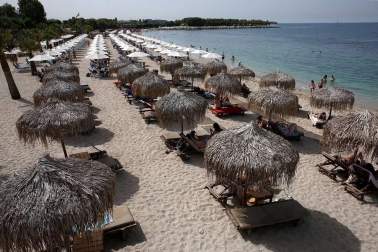 Los habitantes griegos estrenan las playas con distanciamiento de seguridad y bajo una ola de calor.