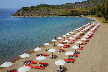Los habitantes griegos estrenan las playas con distanciamiento de seguridad y bajo una ola de calor.